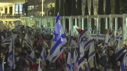 Le gouvernement israélien reste sourd à la forte mobilisation contre sa réforme du système judiciaire. Dimanche 12 mars, plus de 100 000 personnes ont encore occupé la rue pour dénoncer une loi jugée anti-démocratique. (franceinfo)