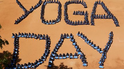 Des écoliers reproduisent les mots "Yoga Day" pour la Journée internationale du yoga, à Chennai, en Inde, le 21 juin 2018.&nbsp; (P. RAVIKUMAR / REUTERS)