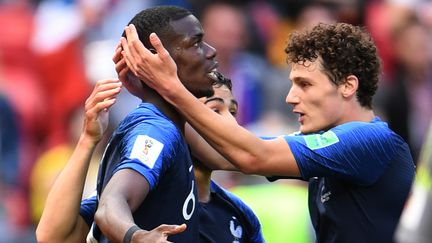 Benjamin Pavard (à droite) félicite son partenaire Paul Pogba, buteur contre l'Australie, samedi 16 juin 2018 à Kazan (Russie). (ANDREAS GEBERT / DPA / AFP)