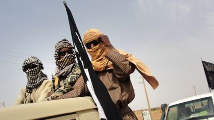 Des membres du groupe islamiste du Mujao patrouillent pr&egrave;s de l'a&eacute;roport de Gao, dans le nord du Mali, le 7 ao&ucirc;t 2012. (ROMARIC OLLO HIEN / AFP)