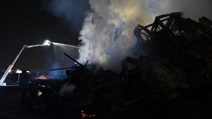 Un incendie s'est déclaré dans le quartier des Pépinières Saint-Julien à Rouen dans la nuit du 30 septembre au 1er octobre 2023. (LOU BENOIST / AFP)