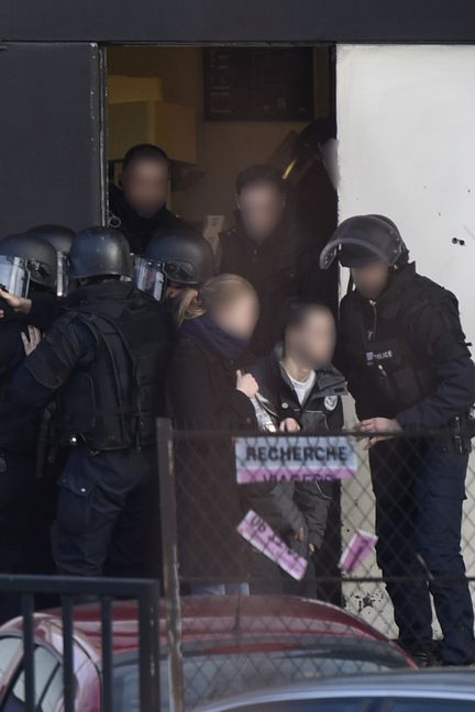 Les forces de l'ordre évacuent les otages de l'Hyper Cacher, le 9 janvier 2015.&nbsp; (MARTIN BUREAU / AFP)