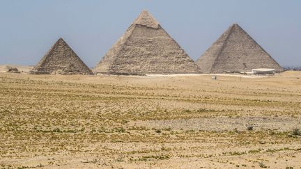 La grande pyramide de Khéops, la pyramide de Khéphren et&nbsp;celle de Mykérinos photographiées le 1er juillet 2020 à la nécropole de Gizeh, à la périphérie sud-ouest du Caire, la capitale égyptienne. (KHALED DESOUKI / AFP)