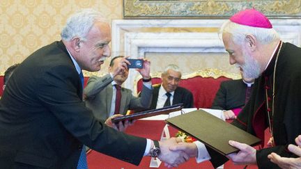 Riyad al-Maliki, ministre palestinien des Affaires étrangères, et le secrétaire pour les relations du Vatican avec les Etats, le 26 juin au Palais pontifical. (AFP PHOTO/OSSERVATORE ROMANO)