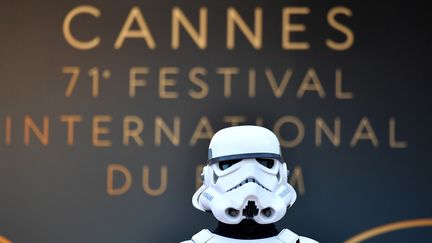 Un stormtrooper en poste sur le tapis rouge avant la première de "Solo : A Star Wars Story" de Ron Howard, projeté hors-compétition.
 (Alberto PIZZOLI / AFP)