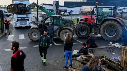 Des agriculteurs devant une centrale d'achat de l'enseigne Leclerc à Lisieux (Calvados), le 29 janvier 2024. (MARTIN ROCHE / OUEST FRANCE / MAXPPP)
