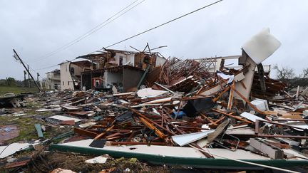 Un bâtiment d'habitation détruit par l'ouragan Harvey, le 26 août 2017 à Rockport au Texas (Etats-Unis). (MARK RALSTON / AFP)