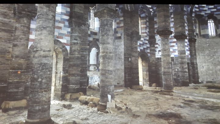 L'intérieur de l'église Notre Dame de l'heure a notamment été reconstitué. (ANNE CHÉPEAU / FRANCEINFO)