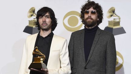 Xavier de Rosnay et Gaspard Augé de Justice avec leur Grammy du Meilleur album de Musique électronique, le 10 février 2019 à Los Angeles.
 (Chris Pizzello/AP/SIPA)