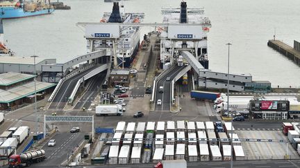 Près de Douvres (Angleterre) un test logistique organisé le 17 janvier 2019 pour évaluer la possibilité d'éviter des embouteillages en cas de Brexit fin mars (illustration). (GLYN KIRK / AFP)