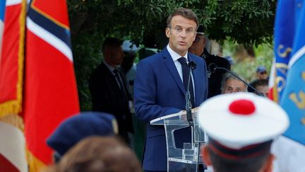 Emmanuel Macron donne un discours à Bormes-les-Mimosas (Var), le 19 août. (ERIC GAILLARD / POOL / AFP)