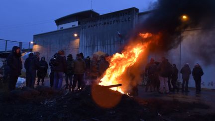 Des surveillants bloquent la prison de Nancy-Maxéville, le 25 janvier 2018. (JEAN CHRISTOPHE VERHAEGEN / AFP)