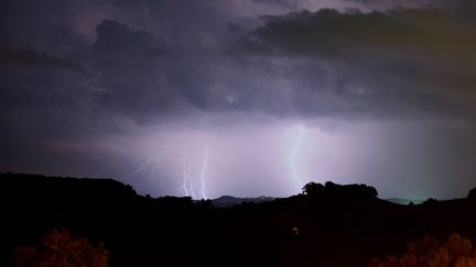 Plusieurs coups de foudre lors d'un orage d'été à Castin (Gers), le 25 août 2022. (SEBASTIEN LAPEYRERE / HANS LUCAS / AFP)