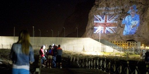 Images du drapeau britannique et de la Reine projetées sur le «Rocher» en juin 2012, pour le jubilée de diamant d'Elisabeth II. (MARCOS MORENO / AFP)