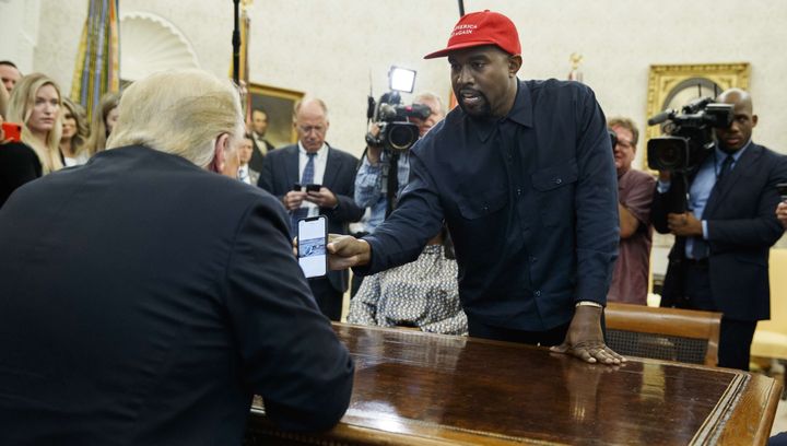 Kanye West montre à Donald Trump l'image d'un avion à hydrogène sur son smartphone dans le Bureau ovale, jeudi 11 octobre 2018.
 (Evan Vucci/AP/SIPA)