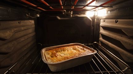 Un plat surgel&eacute; Findus dans un four, le 11 f&eacute;vrier 2013 &agrave; Paris. (A. GELEBART / 20 MINUTES / SIPA)