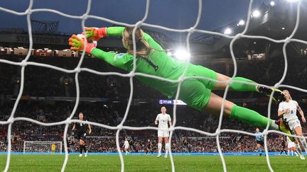 La gardienne de but de l'Angleterre Mary Earps fait un arrêt pendant le match de football du groupe A de l'UEFA Women's Euro 2022 entre l'Angleterre et l'Autriche à Old Trafford à Manchester, le 6 juillet 2022. (FRANCK FIFE / AFP)