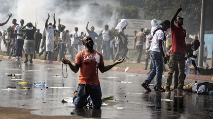 Un manifestant de l'opposition fait&nbsp;face aux forces de sécurité à Libreville (Gabon), le 31 août 2016 (MARCO LONGARI / AFP)