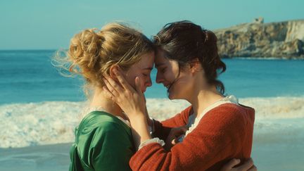 Noémie Merlant et Adèle Haenel dans "Portrait de la jeune fille en feu" de Céline Sciamma. (Pyramide Distribution)