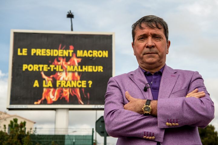 Michel-Ange Flori devant l'un de ses panneaux publicitaires à La-Seyne-sur-Mer (Var), le 25 avril 2019. (CHRISTOPHE SIMON / AFP)