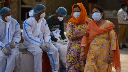 Près d'un crématorium, à Delhi, en Inde, où sont incinérées des personnes décédées du Covid-19, le 30 avril 2021.&nbsp; (IDREES MOHAMMED / SPUTNIK / AFP)