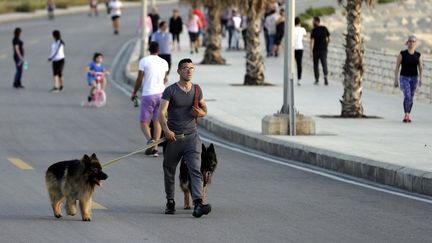 Les Libanais se baladent sur le front de mer à Beyrouth, le 8 mai 2020. (JOSEPH EID / AFP)