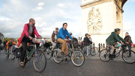  (Le collectif VELORUTION appelle les cyclistes à se rassembler place de l'Etoile à Paris, le 22 septembre 2015 © Maxppp)