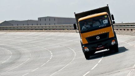 La piste d’essai pour les véhicules a été la première à être opérationnelle.

« Pour garantir une fiabilité optimale à ces camions dès le départ, nous les avons testés de manière intense sur plus de quatre millions de kilomètres sur notre piste d'essais à Oragadam, où ils ont été soumis aux conditions de conduite les plus exigeantes », a jouté M.Llistosella, le président de Daimler India Commercial Vehicles. (AFP PHOTO/ MANAN VATSYAYANA)