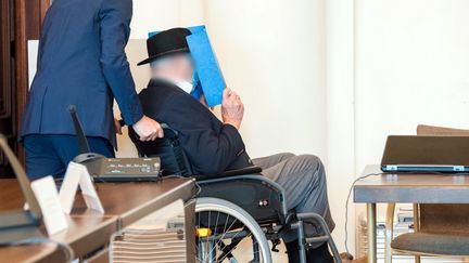 Bruno Dey, un ancien gardien SS du camp de concentration de Stutthof (Pologne), arrive&nbsp;à son procès&nbsp;le 23 juillet 2020, à Hambourg, dans le nord de l'Allemagne. (DANIEL BOCKWOLDT / AFP)