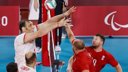 Le joueur iranien de volley-ball assis Morteza Mehrzad au contre face à l'équipe russe, lors des Jeux paralympiques de Tokyo, le 4 septembre 2021. (TASOS KATOPODIS / GETTY IMAGES ASIAPAC)