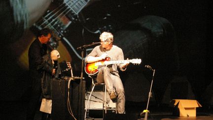 Le Théâtre de la Croix-rousse à Lyon accueillait, le jeudi 5 avril 2012, une rencontre exceptionnelle entre le chanteur-guitariste de rock Rodolphe Burger et la compagnie de théâtre d’objets « Turak » dirigée par Michel Laubu.
 (FRANCE 3 SAT / A.LAURENT)