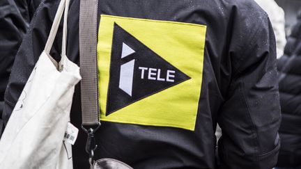 Un journaliste d'i-Télé devant le siège de la chaîne, à Boulogne-Billancourt (Hauts-de-Seine), le 4 novembre 2016.&nbsp; (YANN CASTANIER / HANS LUCAS / AFP)