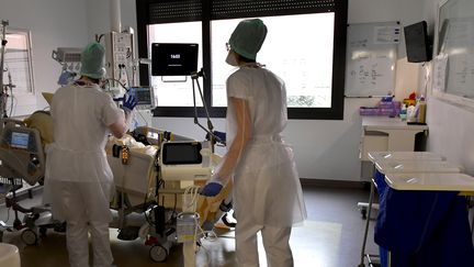 Un service de réanimation à l'hôpital Purpan, à Toulouse (Haute-Garonne), le 4 février 2021. (GEORGES GOBET / AFP)