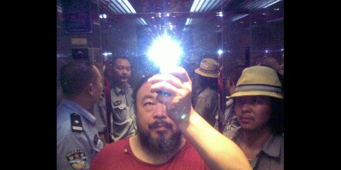 Ai Weiwei avec la rockstar Zuoxiao Zuzhou dans l&#039;ascenseur, placé en garde à vue par la police, Sichuan, août 2009
 (Ai Weiwei)