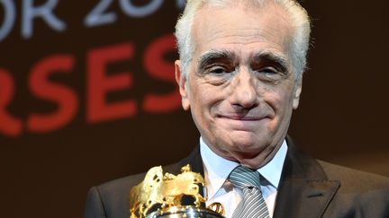 Le réalisateur Martin Scorsese pose avec son "Carrosse d'Or" remis le 9 mai pour l'ensemble de sa carrière
 (YANN COATSALIOU / AFP)