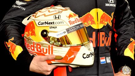 Max Verstappen pose avec son casque avant le Grand Prix d'Australie, le 12 mars 2020. (PETER PARKS / AFP)