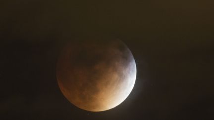 Une éclipse lunaire totale lors de la Super Lune, le 27 septembre 2015, à Denver, au Colorado. (GARY C. CASKEY / MAXPPP)