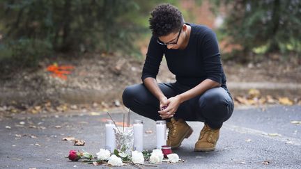 L'endroit où a été tué&nbsp;Keith Lamont Scott est devenu un lieu de recueillement, où des habitants de Charlotte (Caroline du Nord, Etats-Unis) viennent déposer des fleurs et des bougies. (SIPANY/SIPA / SIPA USA)