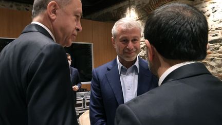 L'oligarque russe Roman&nbsp;Abramovitch (au centre) et le président turc,&nbsp;Recep Tayyip Erdogan (à gauche), lors des pourparlers entre la Russie et l'Ukraine, sous l'égide de la Turquie, à Istanbul, le 29 mars 2022. (SERGEY KARPUHIN / AFP)