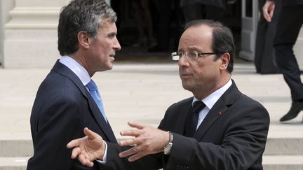 Fran&ccedil;ois Hollande et le ministre du Budget, J&eacute;r&ocirc;me Cahuzac, le 4 juillet 2012, &agrave; l'Elys&eacute;e. (BERTRAND GUAY / AFP)