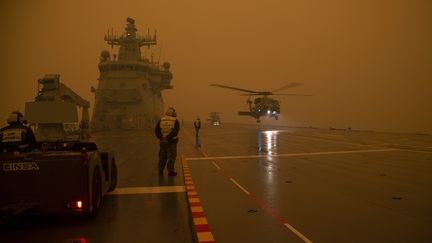 Cette photo prise le 5 janvier 2020 par le département australien de la Défense montre des hélicoptères de la Marine royale australienne quittant leur base dans le cadre d'opérations de secours contre les feux de brousse.&nbsp;&nbsp; (THOMAS SAWTELL / AUSTRALIAN DEPARTMENT OF DEFENCE / AFP)