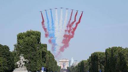 La Patrouille de France survole les Champs-Elysées à Paris, le 14 juillet 2018. (LUDOVIC MARIN / AFP)