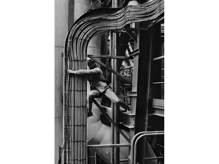 Sebastião Salgado, "Un ouvrier répare des tuyaux qui font partie du système de câblage électronique autour du haut fourneau numéro 4, Dunkerque, France, 1987"
 (Sebastião Salgado)