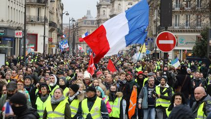 Défilé de "gilets-jaunes" à Paris, rue de Rivoli, le 12 janvier 2019. (LUDOVIC MARIN / AFP)