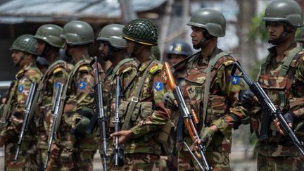 Des soldats bangladais montent la garde à Dacca (Bangladesh), le 20 juillet 2024, après plusieurs jours d'émeutes dans le pays. (SYED MAHAMUDUR RAHMAN / NURPHOTO / AFP)