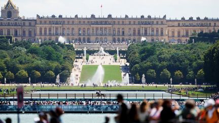 Le majestueux château de Versailles accueille les rois et reines du cross-country en équitation, le 28 juillet 2024. (LI YING / XINHUA / AFP)