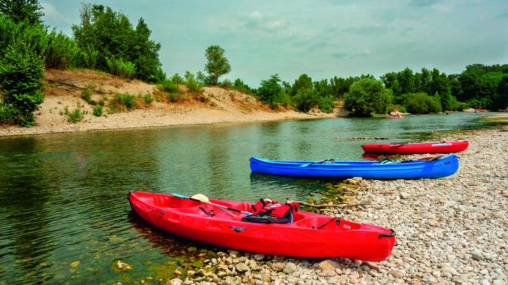 Si on a envie d’une aventure plus engagée physiquement, on peut naviguer sur la Drôme en kayak. (GLENAT)