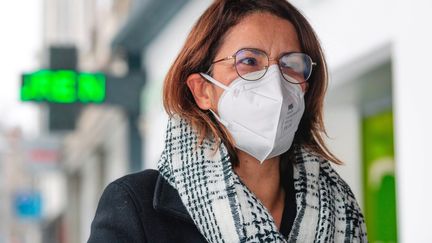 Une femme porte un masque FFP2, à Aurillac (Cantal), le 7 janvier 2022. (MAXPPP)