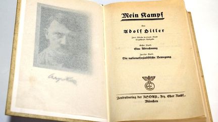 Une &eacute;dition de "Mein Kampf" photographi&eacute;e le 9 janvier 2014.&nbsp; (DPA / AFP)