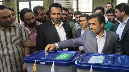 L'ancien président iranien Mahmoud Ahmadinejad mettant son bulletin dans l'urne lors du premier tour de la dernière élection présidentielle, le 14 juin 2013. (HO/IRAN&#039;S PRESIDENCY OFFICE/AFP)